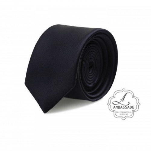Gladde glansende effen stropdas van satijn met een pochet voor een bruidegom of voor bij een jacquet in pastel tinten. Zwart