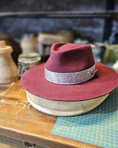 Dameshoed van 100% wolvilt in maat 58