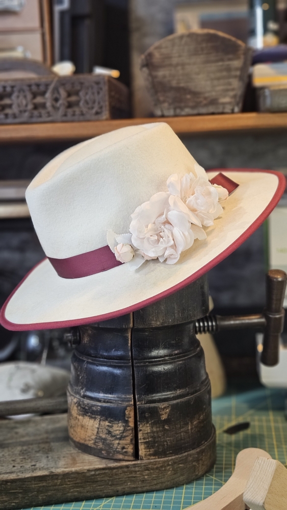 Bruidshoed in maat 58